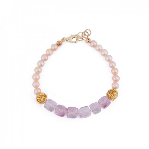 Bracelet with peach fresh water pearls and rose quartz.